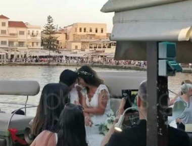 Χανιά: Γάμος στο Ενετικό Λιμάνι για δύο Αγγλίδες! - Έφτασαν μαζί με άμαξα (βίντεο)